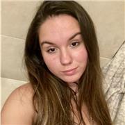 Profesora de inglés imparte clases a niños/as de todas las edades